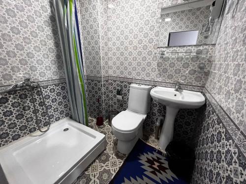 łazienka z toaletą i umywalką w obiekcie Polvonnazir Guest House w mieście Chiwa