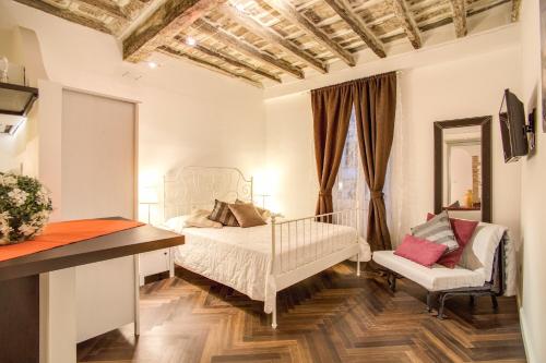 ローマにあるオルソ ラグジュアリー アパートメントのベッドルーム1室(ベッド1台、椅子付)