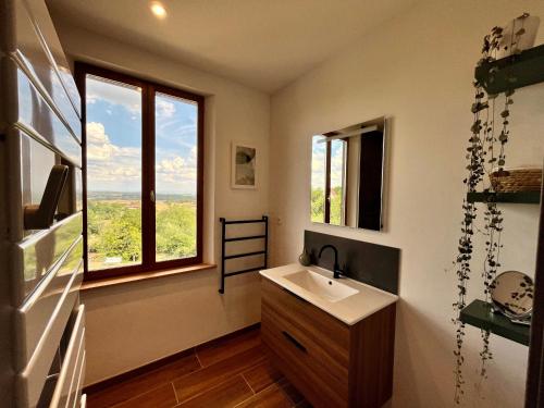 baño con lavabo y ventana en Gîte Ô Gré des Vosges 5 Étoiles Oberbronn, Vosges du Nord, en Oberbronn