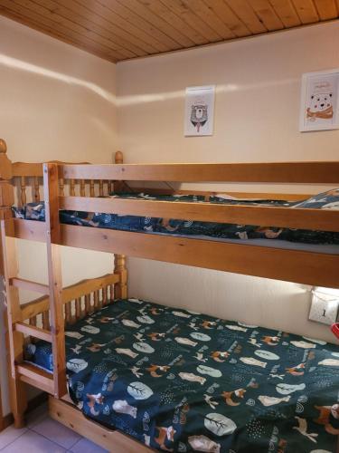 a bedroom with two bunk beds in a room at Appartement chaleureux au cœur des Hautes Vosges in Ventron