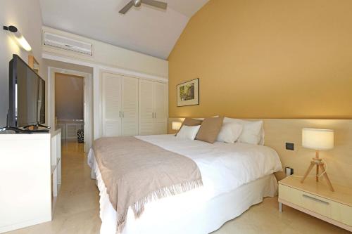 パシート・ブランコにあるVilla Blue Marlin 4のベッドルーム(大型ベッド1台、薄型テレビ付)