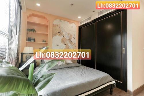 um quarto com uma cama com uma cabeceira preta em FLC Quy Nhơn Sea View Apartment - CHANH Căn Hộ Hướng Biển em Quy Nhon