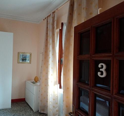 a room with a door with a curtain and a window at B&B BORGHI in Poppi