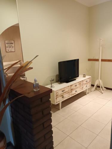 ein Wohnzimmer mit einem Flachbild-TV auf einem Schrank in der Unterkunft Casa céntrica premium in San Pedro