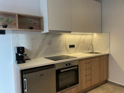Una cocina o cocineta en Voula Hotel