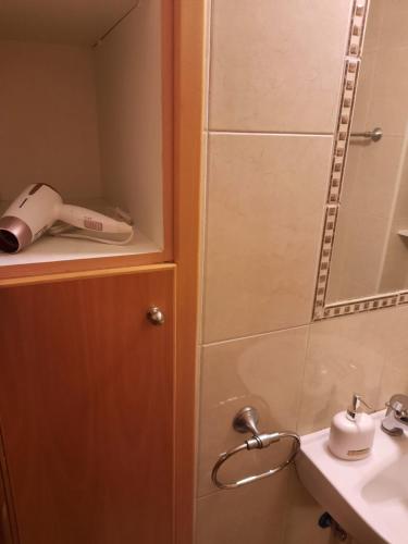 La salle de bains est pourvue d'une douche et d'un lavabo. dans l'établissement Large apt 2 bedrooms sea view & 2 balconies, à Larnaka
