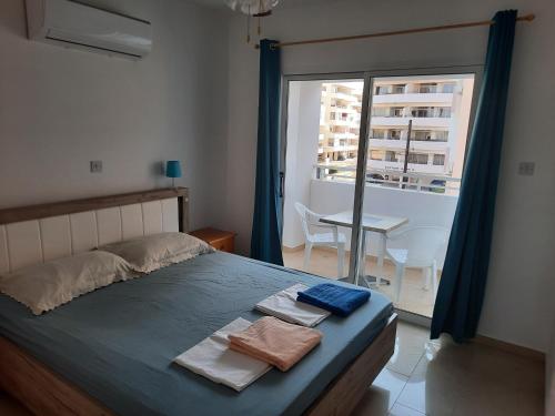 - une chambre avec un lit et 2 serviettes dans l'établissement Large apt 2 bedrooms sea view & 2 balconies, à Larnaka