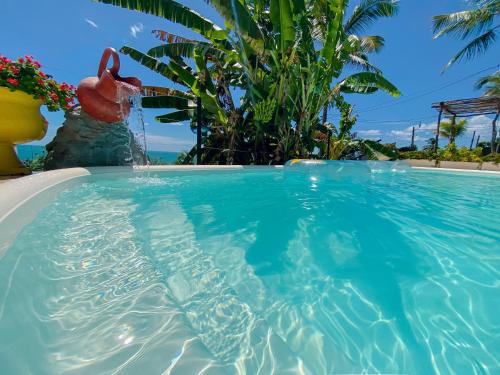 uma piscina com um flamingo rosa na água em Montepascual Ecovillage em Lagoinha