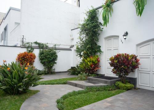 a white house with plants on the side of it at Lima 18 Boutique in Lima