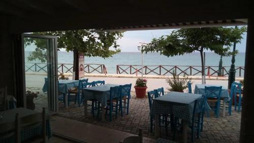 ポッシディにあるKyparissisの海を望むパティオ(テーブル、椅子付)