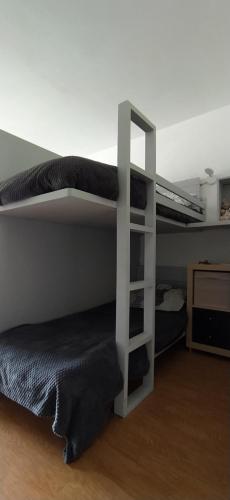 Cette chambre comprend deux lits superposés et un lit. dans l'établissement Superdevoluy appart 7ème étage sud Aurouze, à Superdevoluy