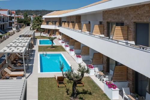 vista esterna di un hotel con piscina di Imagine Luxury Suites a Nikiti