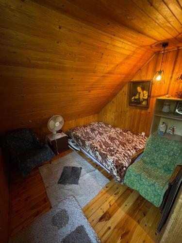 una vista aérea de un dormitorio en una cabaña de madera en Domek letniskowy u Zosi, 