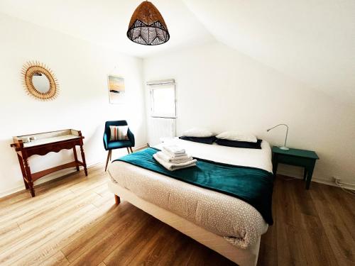 - une chambre avec un lit, un bureau et un piano dans l'établissement Villa Simone vue mer 2min à pied de la plage, à Saint-Lunaire