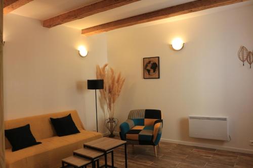 un salon avec un canapé et une chaise dans l'établissement Maisonnette OCELIA 2 personnes Port de la Madrague, à Marseille