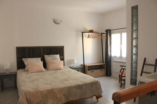 マルセイユにあるMaisonnette OCELIA 2 personnes Port de la Madragueのベッドルーム1室(ベッド1台、テーブル、窓付)