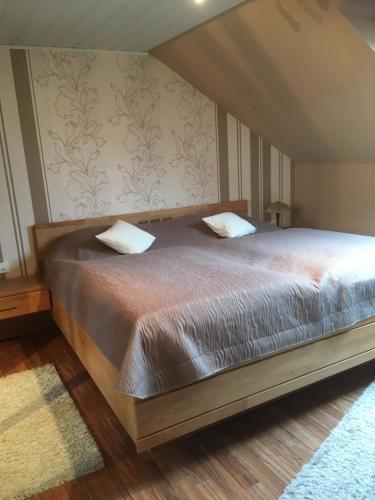 a bed with two pillows on it in a bedroom at Ferienwohnung Euler in Odernheim