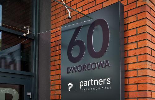 a sign on the side of a building at Apartamenty Dworcowa 60 in Gliwice