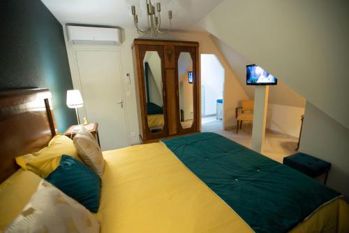 a bedroom with a large bed in a room at Chambre art deco Gatsby dans maison d'hote "Le Petit Clouet" - Rochecorbon in Rochecorbon