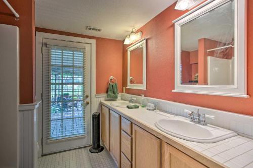 ein Bad mit einem Waschbecken, einem Spiegel und einem Fenster in der Unterkunft Lovely Pottsboro Home with Patio and Fire Pits! in Pottsboro