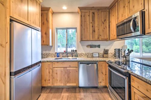 Η κουζίνα ή μικρή κουζίνα στο Home with Hot Tub about half Mile to Boat Launch!