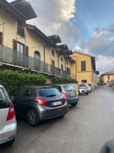uma fila de carros estacionados num parque de estacionamento em Casa Mimì em Arsago Seprio