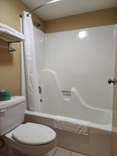 a bathroom with a toilet and a bath tub at Relax Inn in Hendersonville