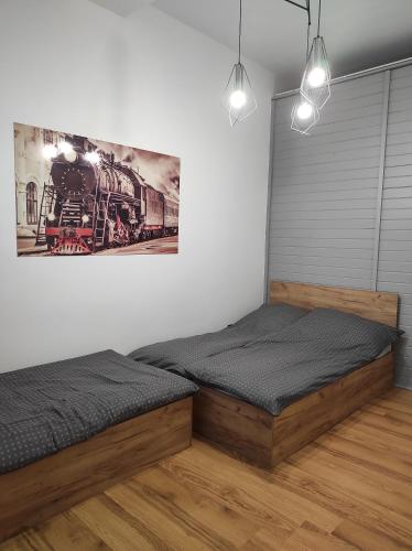 מיטה או מיטות בחדר ב-Apartament "Przy Dworcu"