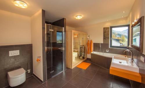 ein Bad mit einer Dusche, einem WC und einem Waschbecken in der Unterkunft Apartment Chrissies in Piesendorf