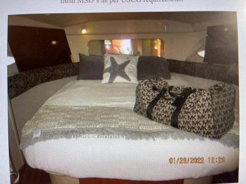 En eller flere senge i et værelse på Delightful 2 Bdrm Sport Yacht with Pool