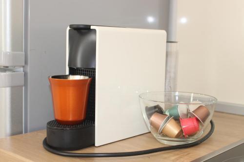 uma cafeteira e uma chávena sobre uma mesa em Mariana Apartment em Bled