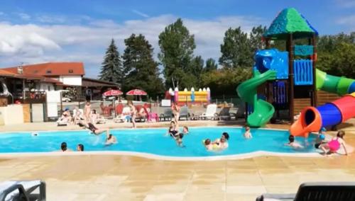 un grupo de personas en una piscina en un parque acuático en Mobilhome Santerre, en Châtillon-sur-Broué
