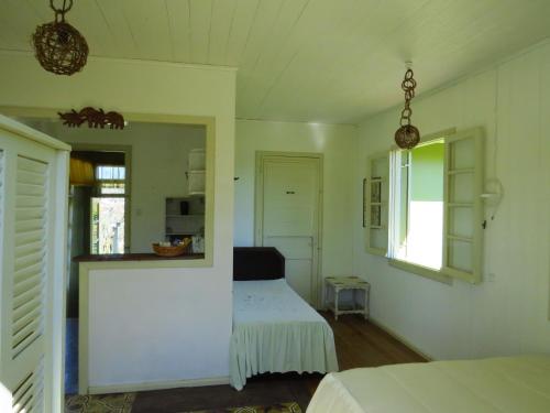1 dormitorio con cama y ventana en Cabana Canela, en Canela