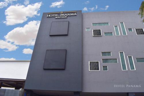 a building with windows on the side of it at HOTEL BOUTIQUE PANAMÁ in Guayaquil