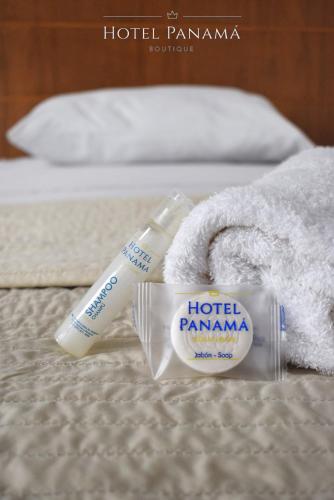 a tube of toothpaste and a tube of tooth paste on a bed at HOTEL BOUTIQUE PANAMÁ in Guayaquil
