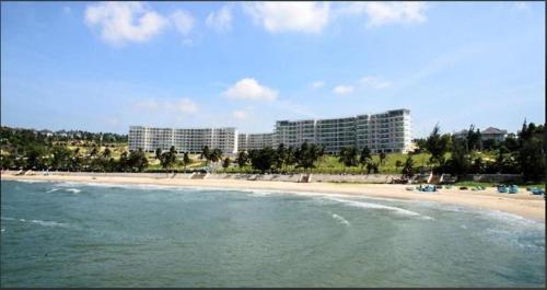 a beach with buildings in the background and the ocean at Hotel,Căn Hộ Mũi Né Sea link in Phan Thiet