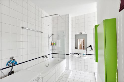 łazienka z wanną i umywalką w obiekcie Like King Friedrich - Kicker - Parking - Kitchen w mieście Friedberg
