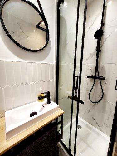 une salle de bain avec un lavabo et une douche dans l'établissement Studio Jeannette avec Balcon et juste à 130 metres Plage ! Plein Centre ! Wifi - Draps Serviettes inclus !, à Trouville-sur-Mer