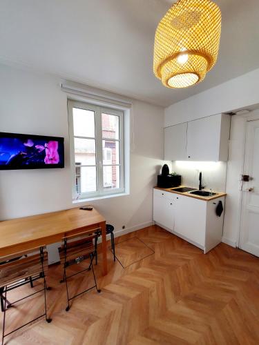 une cuisine avec une table en bois et une salle à manger dans l'établissement Studio Jeannette avec Balcon et juste à 130 metres Plage ! Plein Centre ! Wifi - Draps Serviettes inclus !, à Trouville-sur-Mer