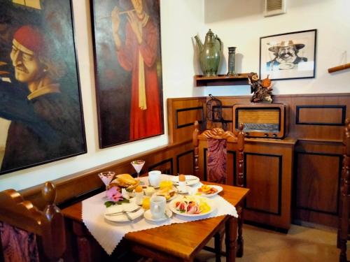 - une salle à manger avec une table et de la nourriture dans l'établissement Hotel Lux, à České Budějovice