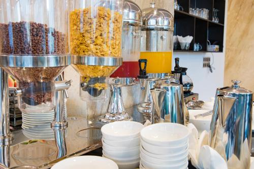 eine Küche mit einer Theke mit einem Haufen Essen in der Unterkunft Diamond Luxury Hotel in Hạ Long