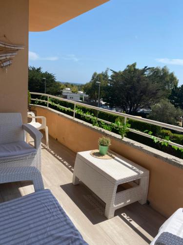 patio ze stołem i krzesłami na balkonie w obiekcie Apartamento Costa Brava w mieście L'Estartit