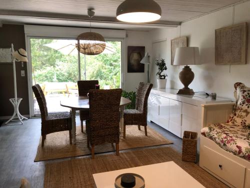une salle à manger et un salon avec une table et des chaises dans l'établissement La bastide, à Rosières