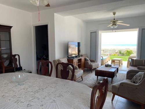Χώρος καθιστικού στο Stunning Beachfront Villa on North Coast Mediterranean