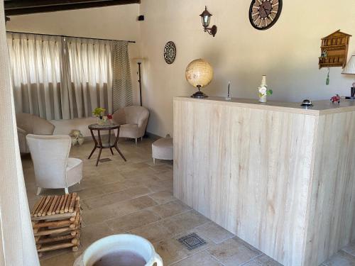 een woonkamer met een aanrecht en een tafel bij Le Zarafe in Caltabellotta