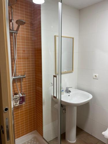 a bathroom with a sink and a shower at GALA Apartamentos Renacimiento - parking gratis in Badajoz