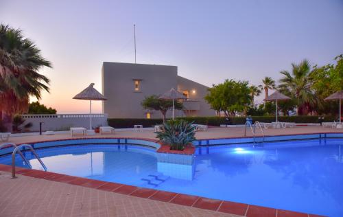 una grande piscina di fronte a un edificio di Golden Dream Apartments a Hersonissos