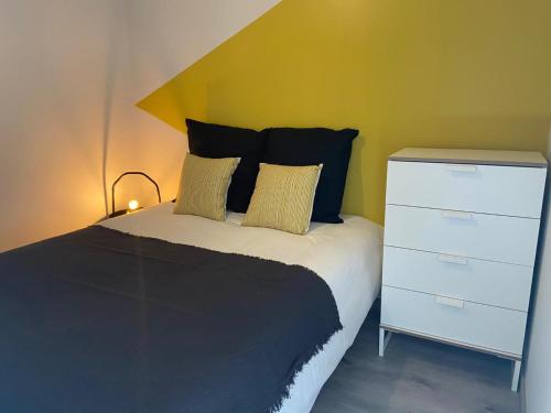 Postel nebo postele na pokoji v ubytování Casa Anibal artistic Centrally located comfortable affordable