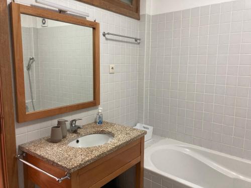 アロウカにあるA Avozinha - Aroucaの洗面台と浴槽のあるバスルーム