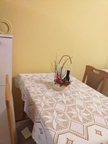 una mesa con un mantel blanco con una cesta. en Apartman Aurelia, en Bihać
